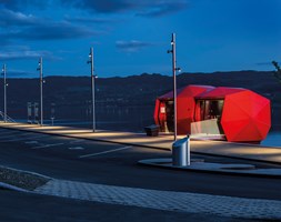 Bask in the light! The lustre of the Ferrari-red façade panels creates a striking impression during long, dark nights by Lake Mjøsa.                               Photo: Tomasz Majewski